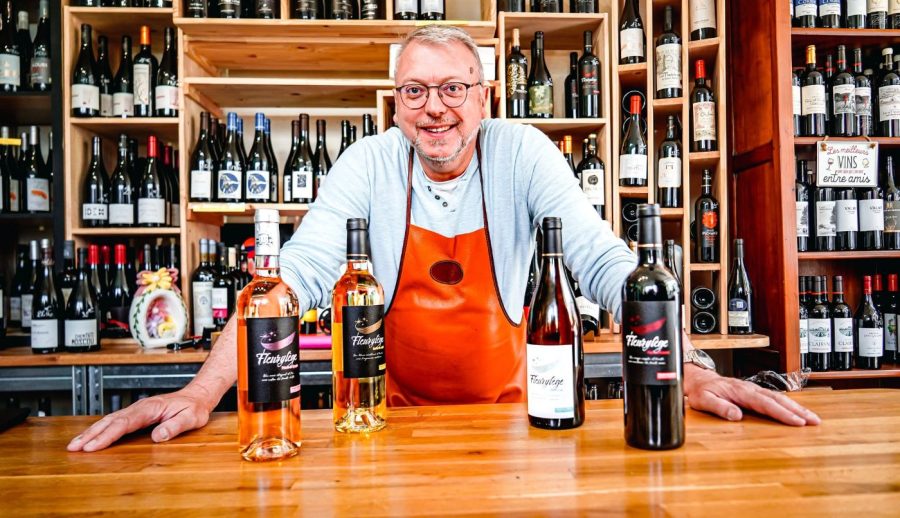Didier Fleury au comptoir, ses bouteilles devant lui