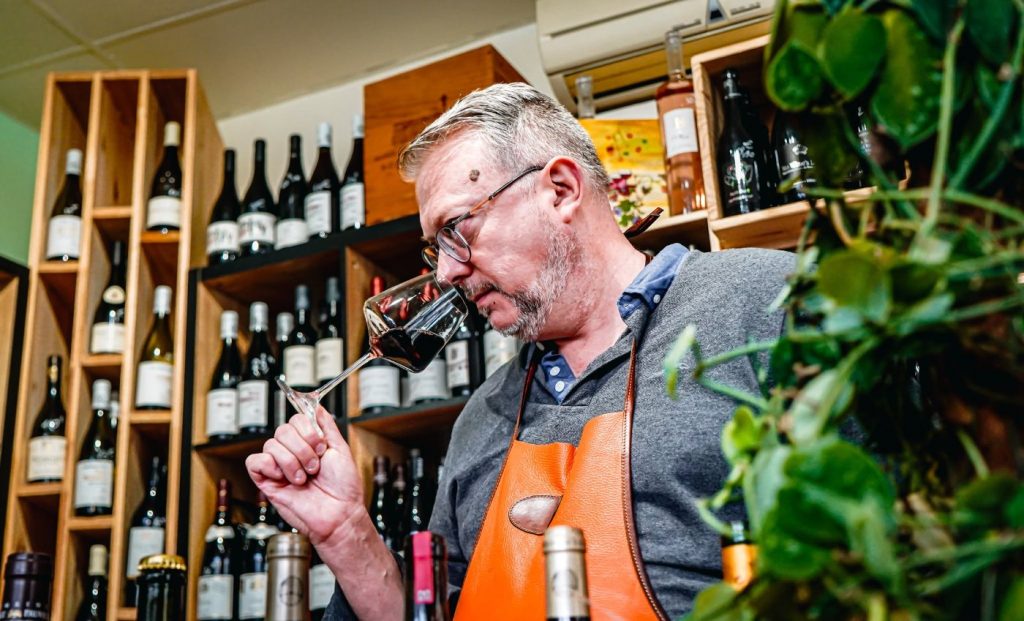 Didier Fleury sent un verre de vin rouge